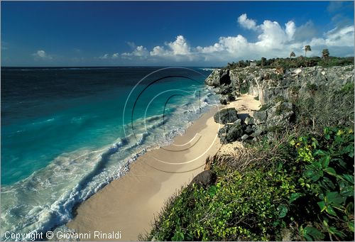 MEXICO - YUCATAN - Area archeologica di Tulum, antica citt costiera Maya-Tolteca (1100 d.C.) - la costa  formata da un misto di rocce a picco e spiaggie dalla sabbia finissima