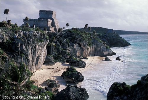 MEXICO - YUCATAN - Area archeologica di Tulum, antica citt costiera Maya-Tolteca (1100 d.C.) - la costa  formata da un misto di rocce a picco e spiaggie dalla sabbia finissima - in alto  il Castillo