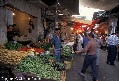 TUNISIA - TUNISI - La Medina - Mercato alimentare in rue des Teinturiers