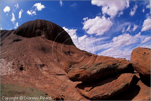 AUSTRALIA CENTRALE - Uluru Kata Tjuta National Park - Ayres Rock - alla base della roccia sul lato sud-est