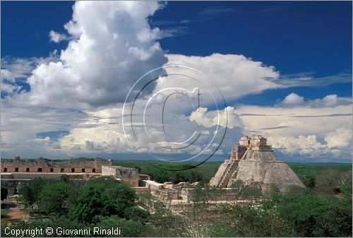 MEXICO - YUCATAN - Area archeologica di Uxmal, Centro cerimoniale Maya-Puc (600 - 900 d.C.) - Piramide del Adivino (indovino) e Quadrangulo de las monjas vista dalla grande piramide a sud dell'area