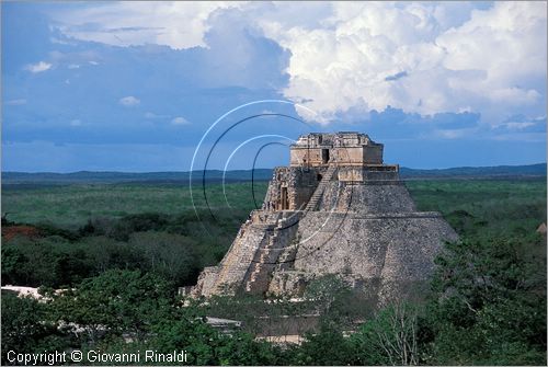 MEXICO - YUCATAN - Area archeologica di Uxmal, Centro cerimoniale Maya-Puc (600 - 900 d.C.) - Piramide del Adivino (indovino) vista dalla grande piramide a sud dell'area