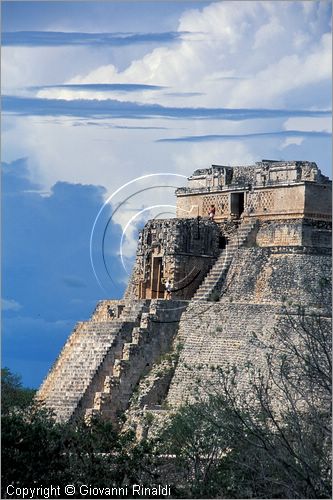 MEXICO - YUCATAN - Area archeologica di Uxmal, Centro cerimoniale Maya-Puc (600 - 900 d.C.) - Piramide del Adivino (indovino) vista dalla grande piramide a sud dell'area