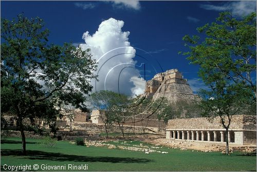 MEXICO - YUCATAN - Area archeologica di Uxmal, Centro cerimoniale Maya-Puc (600 - 900 d.C.) - Piramide del Adivino (indovino)