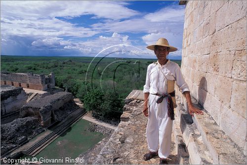 MEXICO - YUCATAN - Area archeologica di Uxmal, Centro cerimoniale Maya-Puc (600 - 900 d.C.) - veduta dalla sommit della Piramide del Adivino (indovino) a sinistra il  Quadrangulo de las monjas