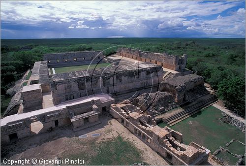 MEXICO - YUCATAN - Area archeologica di Uxmal, Centro cerimoniale Maya-Puc (600 - 900 d.C.) - Quadrangulo de las monjas visto dalla sommit della Piramide del Adivino (indovino)