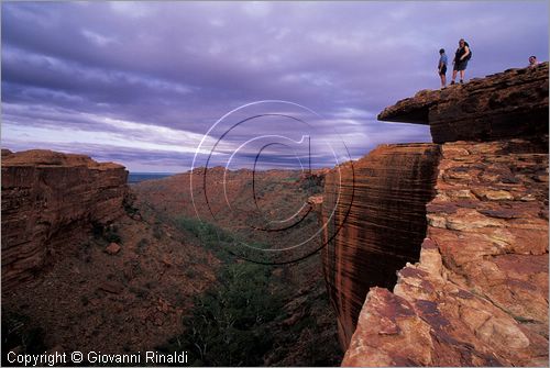 AUSTRALIA CENTRALE - Watarrka National Park - il bordo superiore della parete del Kings Canyon