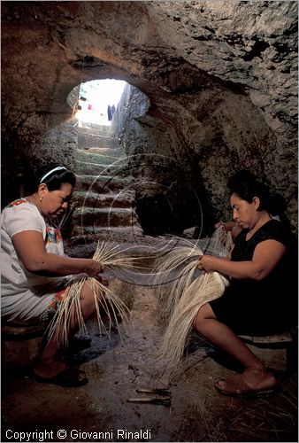 MEXICO - YUCATAN - Becal - lavorazione artigianale dei cappelli di panama (jipi)