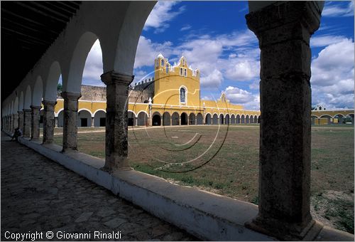 MEXICO - YUCATAN - Izamal - cittadina coloniale con edifici del XVI - XVII secolo conosciuta per il monastero francescano costruito dagli spagnoli smantellando un tempio maya nel 1553-1561