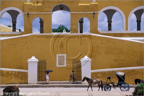 MEXICO - YUCATAN - Izamal - cittadina coloniale con edifici del XVI - XVII secolo conosciuta per il monastero francescano costruito dagli spagnoli smantellando un tempio maya nel 1553-1561