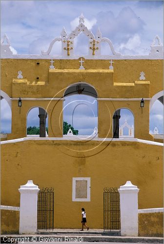 MEXICO - YUCATAN - Izamal - cittadina coloniale con edifici del XVI - XVII secolo conosciuta per il monastero francescano costruito dagli spagnoli smantellando un tempio maya nel 1553-1561