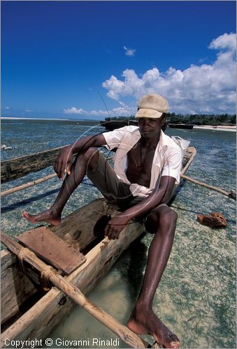 TANZANIA - ZANZIBAR  (Oceano Indiano) - Kizimkazi (estremit sud dell'isola) - un pescatore sulla sua piroga