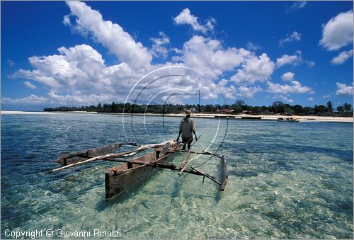 TANZANIA - ZANZIBAR  (Oceano Indiano) - Kizimkazi (estremit sud dell'isola) - un pescatore con la sua piroga