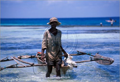 TANZANIA - ZANZIBAR  (Oceano Indiano) - Kizimkazi (estremit sud dell'isola) - un pescatore con la sua piroga