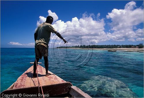 TANZANIA - ZANZIBAR  (Oceano Indiano) - Kizimkazi (estremit sud dell'isola) - navigazione tra i banchi corallini