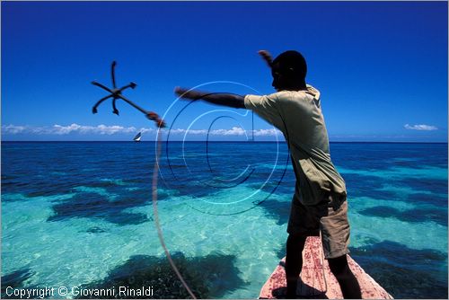 TANZANIA - ZANZIBAR  (Oceano Indiano) - Kizimkazi (estremit sud dell'isola) - un pescatore getta l'ancora