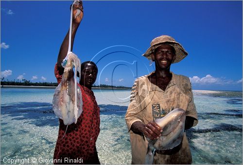 TANZANIA - ZANZIBAR  (Oceano Indiano) - Kizimkazi (estremit sud dell'isola) - ritorno dalla pesca