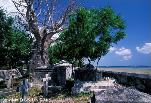 TANZANIA - ZANZIBAR  (Oceano Indiano) - Chapwani Island - un piccolo cimitero