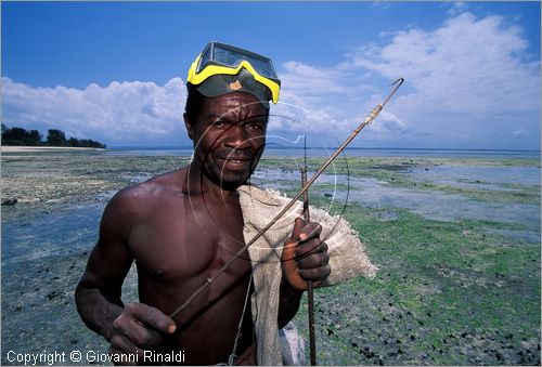 TANZANIA - ZANZIBAR  (Oceano Indiano) - Bawe Island - un pescatore subaqueo con attrezzatura rudimentale