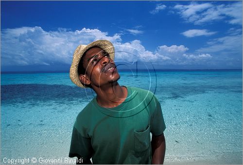 TANZANIA - ZANZIBAR  (Oceano Indiano) - una piccola isola di sabbia bianca emerge con la bassa marea vicino a Bawe Island