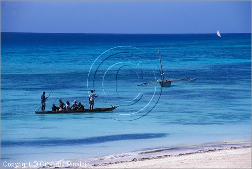 TANZANIA - ZANZIBAR  (Oceano Indiano) - Nungwi - costa nord - la zona che affaccia ad ovest con la guesthouse per i giovani che fanno attivit subacquee