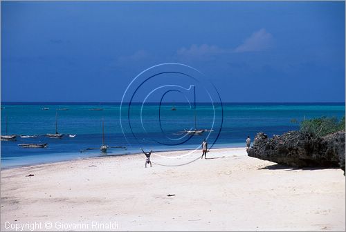 TANZANIA - ZANZIBAR  (Oceano Indiano) - Nungwi - costa nord - la zona che affaccia ad ovest con la guesthouse per i giovani che fanno attivit subacquee