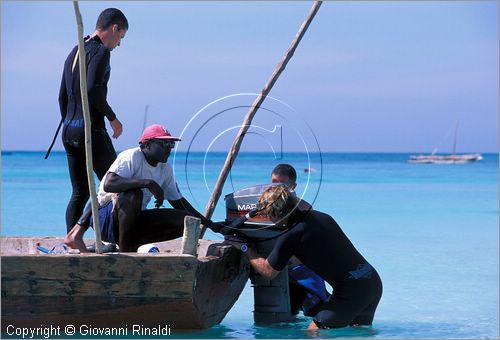 TANZANIA - ZANZIBAR  (Oceano Indiano) - Nungwi - costa nord - la zona che affaccia ad ovest con la guesthouse per i giovani che fanno attivit subacquee