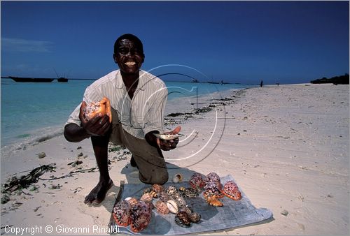 TANZANIA - ZANZIBAR  (Oceano Indiano) - Nungwi - costa nord - venditore di conchiglie sulla spiaggia