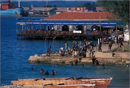 TANZANIA - ZANZIBAR  (Oceano Indiano) - Stone Town - durante l'alta marea i ragazzi fanno il bagno al porto