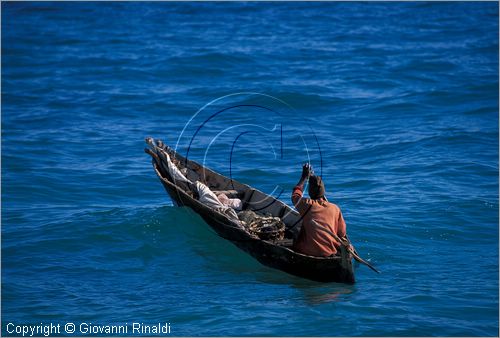 TANZANIA - ZANZIBAR  (Oceano Indiano) - Stone Town - una tipica barca locale