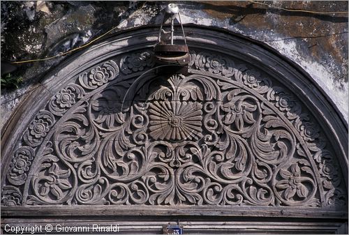 TANZANIA - ZANZIBAR  (Oceano Indiano) - Stone Town - antica porta decorata in legno in stile arabo