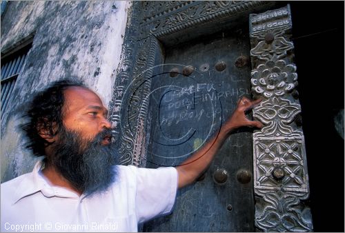 TANZANIA - ZANZIBAR  (Oceano Indiano) - Stone Town - antica porta in stile arabo